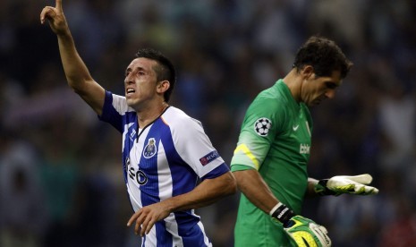 Porto's Hector Herrera (L) celebrates his goal against Athletic Bilbao's during their Champions League Group H soccer match at Dragao stadium in Porto October 21, 2014.