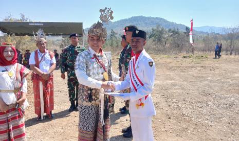 Pos Lintas Batas Negara (PLBN) Napan menyelenggarakan upacara bendera di lapangan upacara Kantor Camat Bikomi Utara, Kabupaten Timor Tengah Utara (TTU), Nusa Tenggara Timur (NTT), Sabtu (17/8/2024).