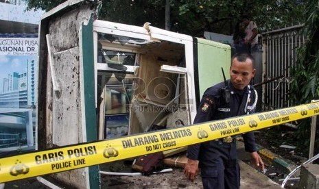 Pos parkir roboh tertimpa atap bangunan Rumah Sakit Cipto Mangunkusumo (RSCM) akibat angin kencang, Jakarta Pusat, Jumat (10/1).    (Republika/Yasin Habibi)