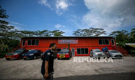 Pos pengamanan gabungan dirikan di kawasan eks-camp Vietnam di Pulau Galang, Batam, Kepulauan Riau, Ahad (8/3/2020). Pemerintah akan menyiapkan rumah sakit bekas pengungsi Vietnam di Pulau Galang, Kepulauan Riau untuk menangani pasien kasus Covid-19.