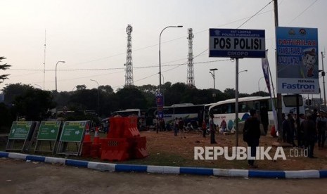 Pos terpadu Polda Jabar dan Polres Purwakarta sedang disiapkan di pintu tol Cikampek, Ahad (3/6) untuk persiapan musim mudik 2018. 