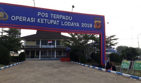 Pos terpadu Polda Jabar dan Polres Purwakarta sedang disiapkan di pintu tol Cikampek, Ahad (3/6) untuk persiapan musim mudik 2018.