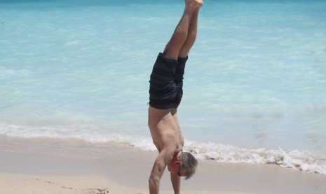 Pose handstand atau berdiri dengan tangan dalam olahraga yoga.