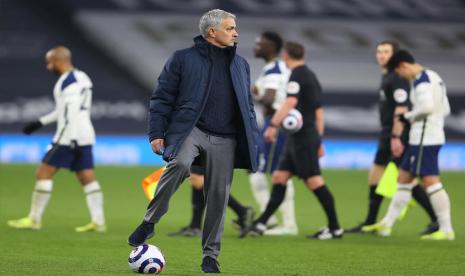 Pose Jose Mourinho usai Tottenham Hotspur menang lawan Crystal Palace dengan skor 4-1 di Stadion Tottenham, Senin (8/3) dini hari WIB.