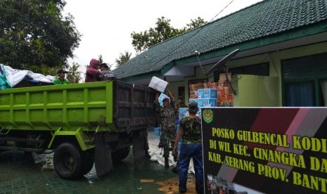 Posko bencana tsunami di markas Koramil 2305 Cinangka, Serang, Banten, Rabu (26/12). 