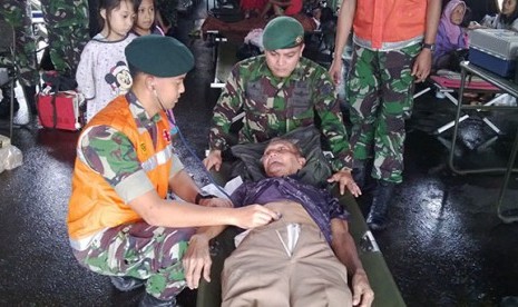 Posko layanan kesehatan Kostrad di lokasi banjir