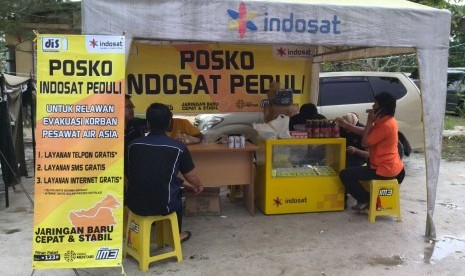 Posko Peduli Indosat di PAntai Kubu