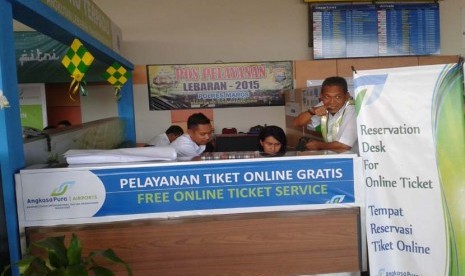 Posko pembelian tiket online di Bandara Makassar, Sulawesi Selatan, Kamis (16/7). 