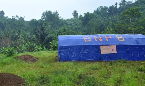 Posko pengungsian untuk korban longsor di Desa Nyalindung, Kampung Tonjong, Kecamatan Cipatat, Kabupaten Bandung Barat, Selasa (22/11).