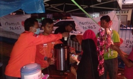 Posko utama yang di dirikan Rumah Zakat di Masjid Nurul Hidayah Kp Tarogong, Desa Tarogong, Kec. Labuhan, Kab. Pandeglang memberikan bantuan makanan dan minuman hangat.