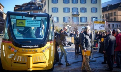 PostBus, bus swakemudi yang dikembangkan di Swiss.