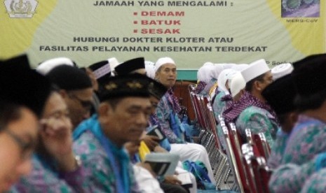 Poster bertuliskan himbauan kesehatan kepada calon jamaah haji terpampang di Ruang Serba Guna, Asrama Haji, Pondok Gede, Jakarta, 