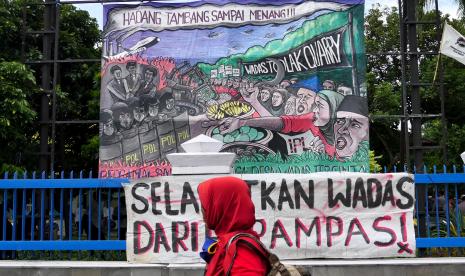 Poster besar penolakan terhadap pembangunan bendungan dipasang saat aksi damai di Kantor Badan Pertanahan Nasional (BPN) Purworejo dan dilanjutkan ke Balai Besar Wilayah Sungai Serayu Opak (BBWS-SO), Yogyakarta.