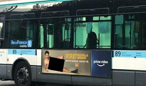 Poster film Borat 2 terpajang di bus RATP, Paris, Prancis. Borat 2 mendapatkan kecaman dari organisasi advokasi di berbagai negara. 