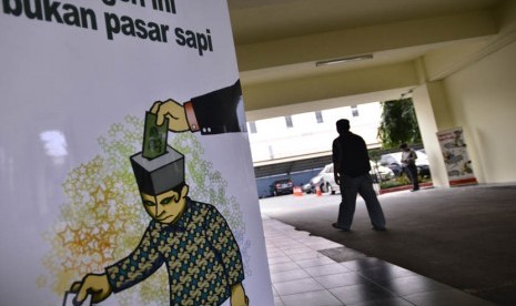  Poster kampanye Pemilu tentang politik uang dipasang di sekitar kantor Bawaslu, Jakarta.