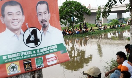 Poster kampanye Rahmat Effendi dan Ahmad Syaikhu pada Pilwalkot 2012