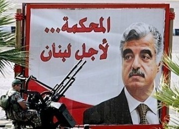 Poster mantan Perdana Menteri Lebanon Rafiq Hariri.