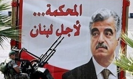 Poster mantan Perdana Menteri Lebanon Rafiq Hariri.