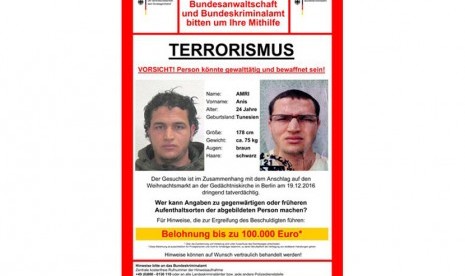 Poster pencarian imigran Tunisia Anis Amri oleh kepolisian federal Jerman, Rabu (21/12). Amri diduga sopir truk yang menabrak kerumunan massa di pasar Natal Berlin.