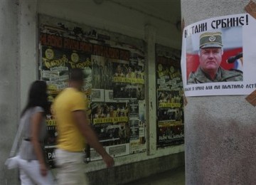 Poster sang Jagal Balkan, Ratko Mladic, tertempel pada sebuah tembok di sudut  kota Banja Luka, Sarajevo, Bosnia.