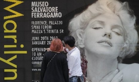 Poster yang menggambarkan Marilyn Monroe.