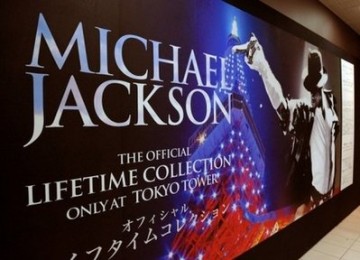 Poster pada jalan masuk pameran koleksi benda milik Michael Jackson di Tokyo Tower, Jepang.