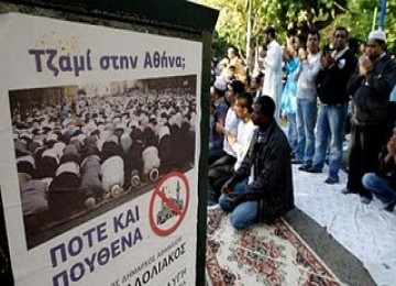 Poster penolakan pembangunan masjid di Athena