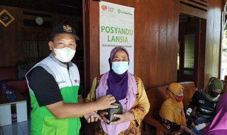  Posyandu Lansia 2 yang ada di Dukuh Manggung Desa Manggungsari, Kecamatan Weleri, Kabupaten Kendal. Sejak mendapatkan support dari Rumah Zakat dan UPZ PermatBank Syariah Program Ramah Lansia kini semakin diminati masyarakat khususnya di wilayah Dukuh Manggung, Desa Manggungsari.