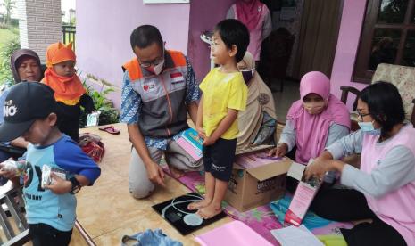 Posyandu menjadi sarana yang penting untuk menjaga tumbuh kembang balita. Posyandu yang melaksanakan kegiatan dengan baik mampu mendeteksi setiap persoalan yang terjadi pada balita di lingkungannya.