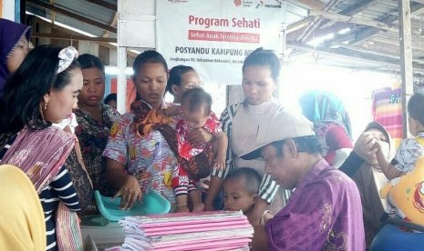 Posyandu Pertamina Sehati memberikan vitamin A kepada Balita peserta Posyandu Sehati di lingkungan 12 Kelurahan Medan Belawan, Kampung Nelayan. 