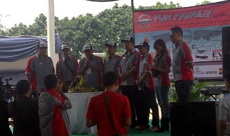 Potong tumpeng dalam kegiatan Fun Family Gathering Nissan Evalia Community (FFG-NEC).