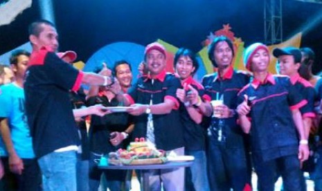 Potong tumpeng resmikan kelahiran GCC Chapter Bekasi.