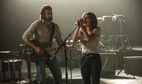 Potongan adegan di film A Star is Born yang dibintangi Lady Gaga dan Bradley Cooper.