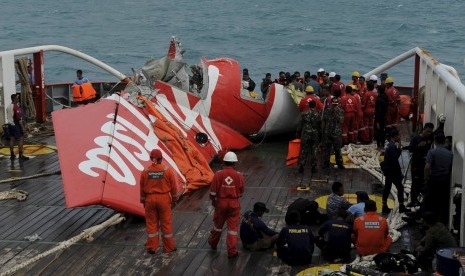 Potongan bagian ekor pesawat AirAsia QZ8501 ditarik ke atas kapal Crest Onyx, setelah berhasil diangkat dari dasar laut dengan menggunakan 