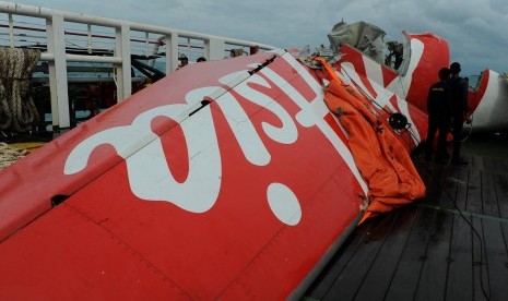 Potongan bagian ekor pesawat Air Asia QZ8501 setelah berhasil diangkat dari dasar laut dengan menggunakan 