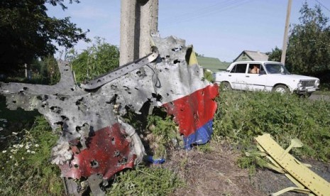 Potongan bangkai pesawat Malaysia Airlines MH17 yang jatuh ditembak terlihat di desa Petropavlivka, Donetsk, Ukraina, Kamis (24/7).