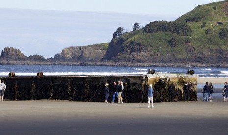 Potongan besar darmaga dari tsunami Jepang terdampar di Pantai Oregon AS