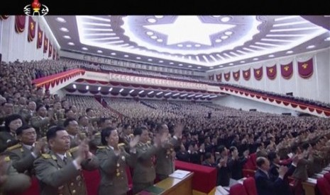 Potongan gambar dari video milik lembaga penyiaran Korut KRT menunjukkan delegasi bertepuk tangan dalam kongres Partai Buruh di Pyongyang, Jumat, 6 Mei 2016.