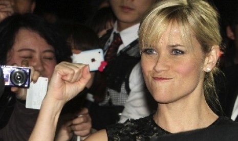 Potongan rambut berponi ala Reese Witherspoon.