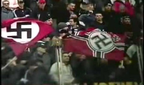 Potongan video memperlihatkan fans Polandia mengibarkan bendera Nazi di arena sepak bola