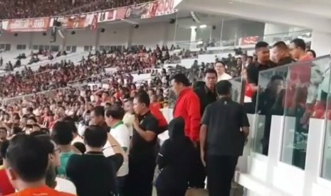 Potongan video yang viral menunjukkan Gubernur DKI Jakarta, Anies Baswedan diadang Paspampres untuk turun memberikan Piala Presiden kepada Persija.