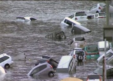 Potongan video NHK memperlihatkan Sejumlah kendaraan tersapu oleh gelombang tsunami di kawasan pantai Jepang timur setelah gempa 8,9 SR mengguncang wilayah Timur Laut negara itu, Jumat (11/3/2010)