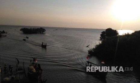 Potret desa pantai sederhana, Pantai Sederhana, Muara Gembong, Kabupaten Bekasi yang tenggelam akibat abrasi air laut. Rabu (23/8). 