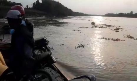 Potret menyebrangi Bengawan Solo dengan menggunakan perahu tambang.