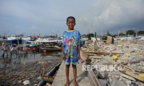 Potret seorang anak korban bongkaran pemukiman warga kawasan Pasar Ikan yang masih bertahan di atas perahu, Penjaringan, Jakarta Utara, Jumat (15/4). (Republika/ Raisan Al Farisi)