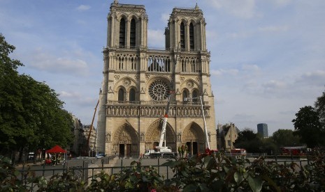 Katedral Notre-Dame di Paris, Prancis. Proses restorasi cangkang Notre-Dame kembali berlanjut setelah terhenti 1,5 bulan akibat wabah virus corona.