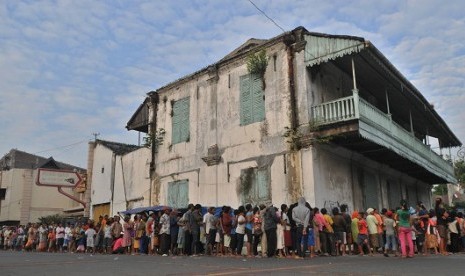 Poverty stricken people queue to receive alms in Semarang, Central Java. (file photo)