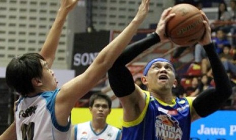 Power forward Satria Muda BritAma Jakarta Vinton Nolland Surawi  (kanan) mencoba melepaskan tembakan dihadang Ferry Lieviandy (Pacific  Caesar Surabaya) dalam laga di Sritex Arena, Solo, Sabtu (282).