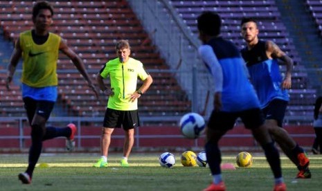 PPelatih Tim Nasional Indonesia Luis Manuel Blanco mengawasi para pemain saat menjalani latihan Pra Piala Asia di Stadion Gelora Bung Karno, Jakarta, Rabu (13/3).