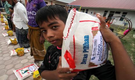 Ppengungsi etnis rohingya mengangkut beras pembagian zakat di tempat penampungan sementara BLK Desa Meunasah Mee, Lhokseumawe, Aceh, Ahad (1/5/2022). Organisasi bantuan dan pembangunan kemanusiaan global, Helping Hand For Relief and Development (HHRD) menyalurkan zakat dan Paket bingkisan Ramadhan berisi bahan pokok makanan harian untuk mendukung keberlangsungan hidup 25 jiwa sisa pengungsi etnis Rohingya menjelang hari raya Idul fitri 1443 H di Aceh. Arab Saudi Serukan Dunia Akui Hak Dasar Rohingya